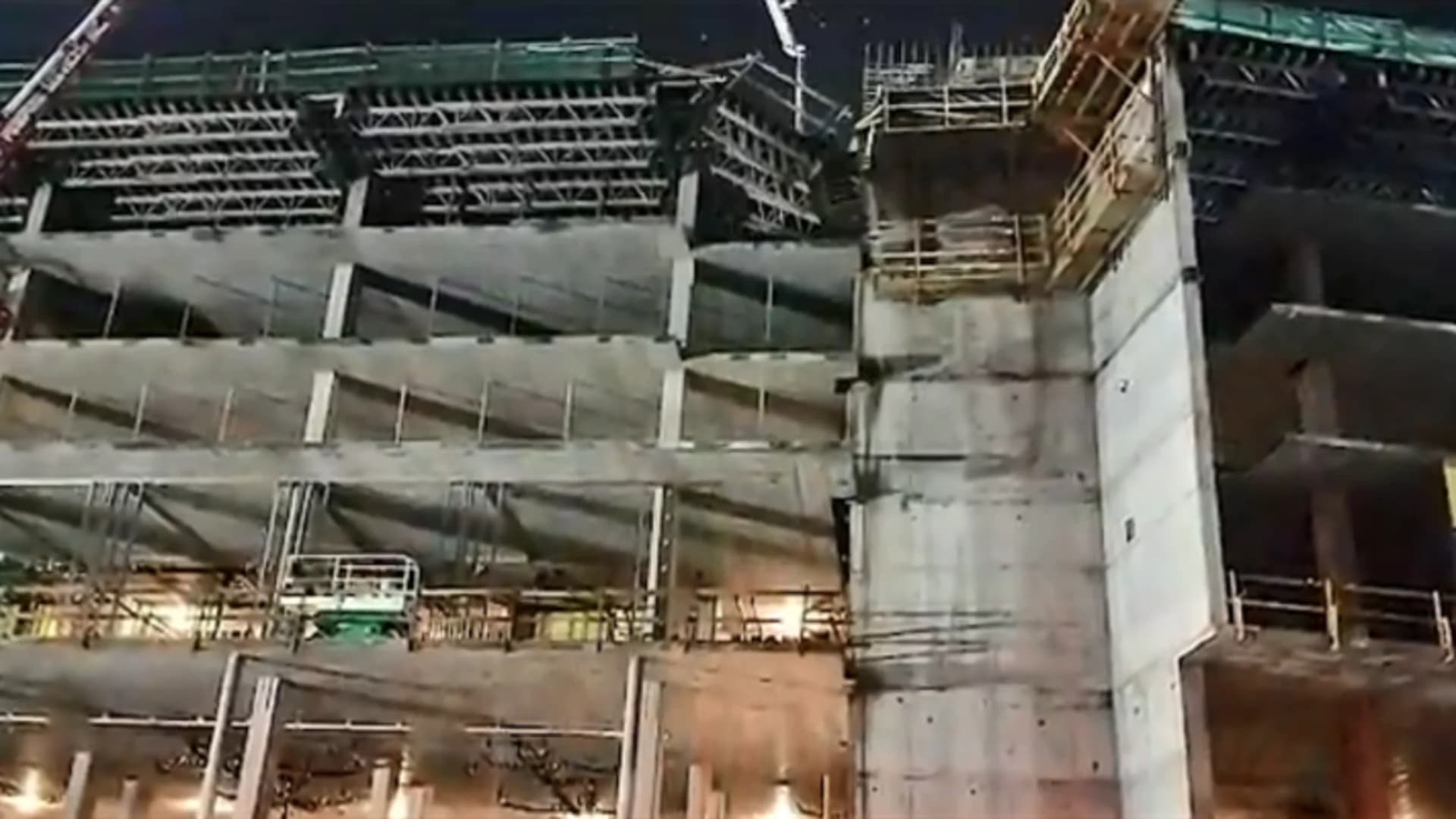 Fire Dept: 2 workers die in scaffolding collapse near Disney