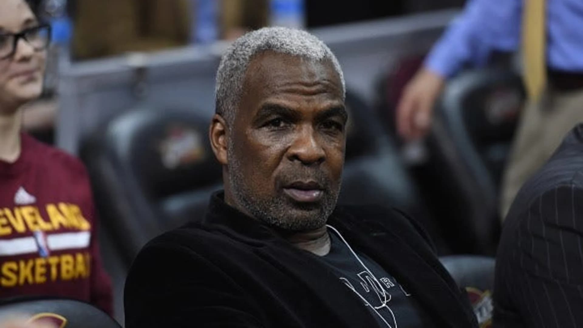 Charles Oakley has deal on charges over melee at Knicks game