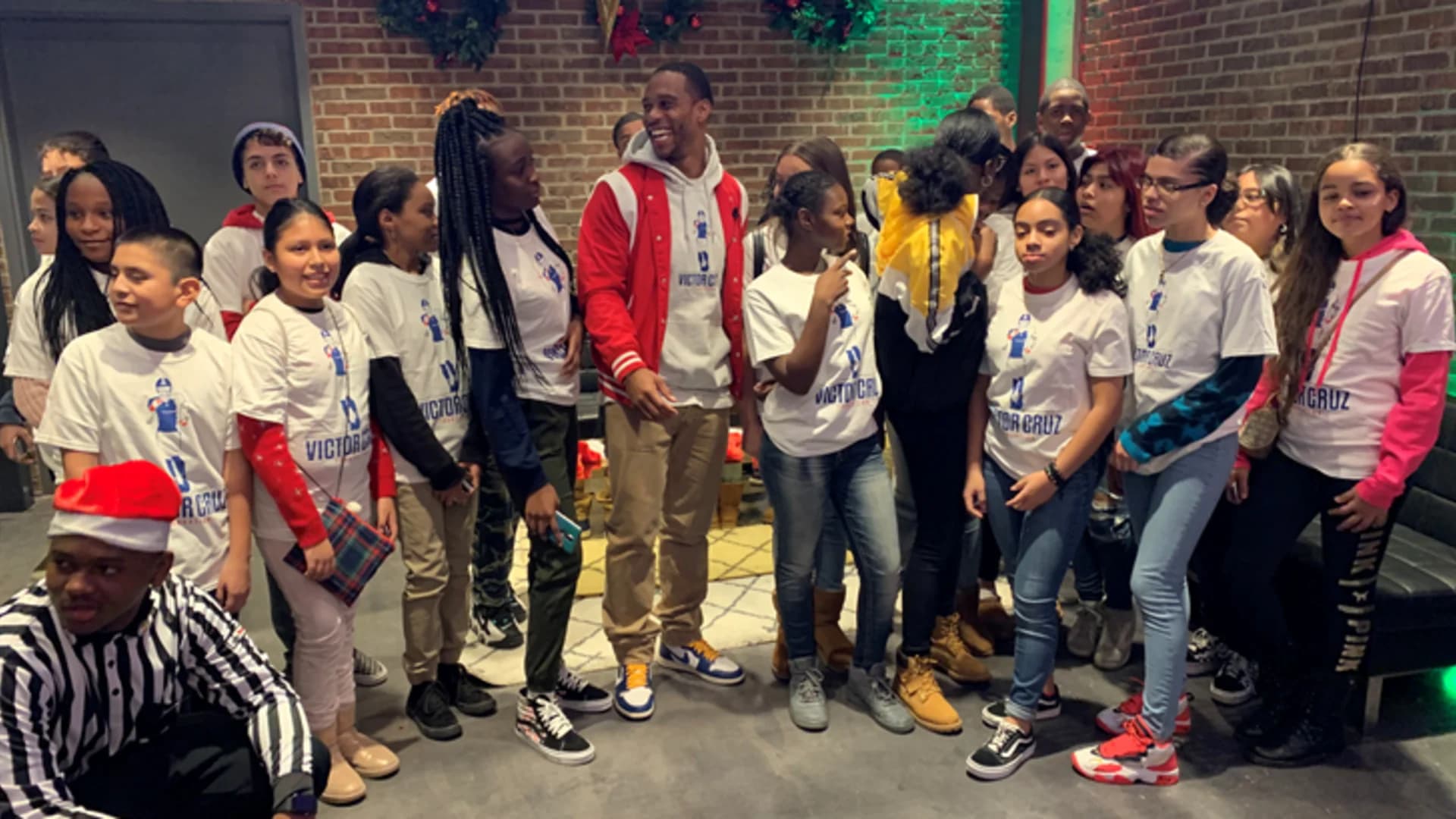 Former Giants WR Victor Cruz hosts holiday shopping spree for kids