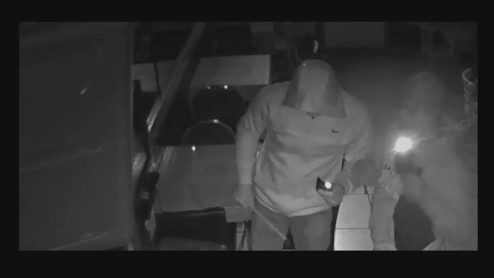 Police: Group of men rob restaurant on 174th Street