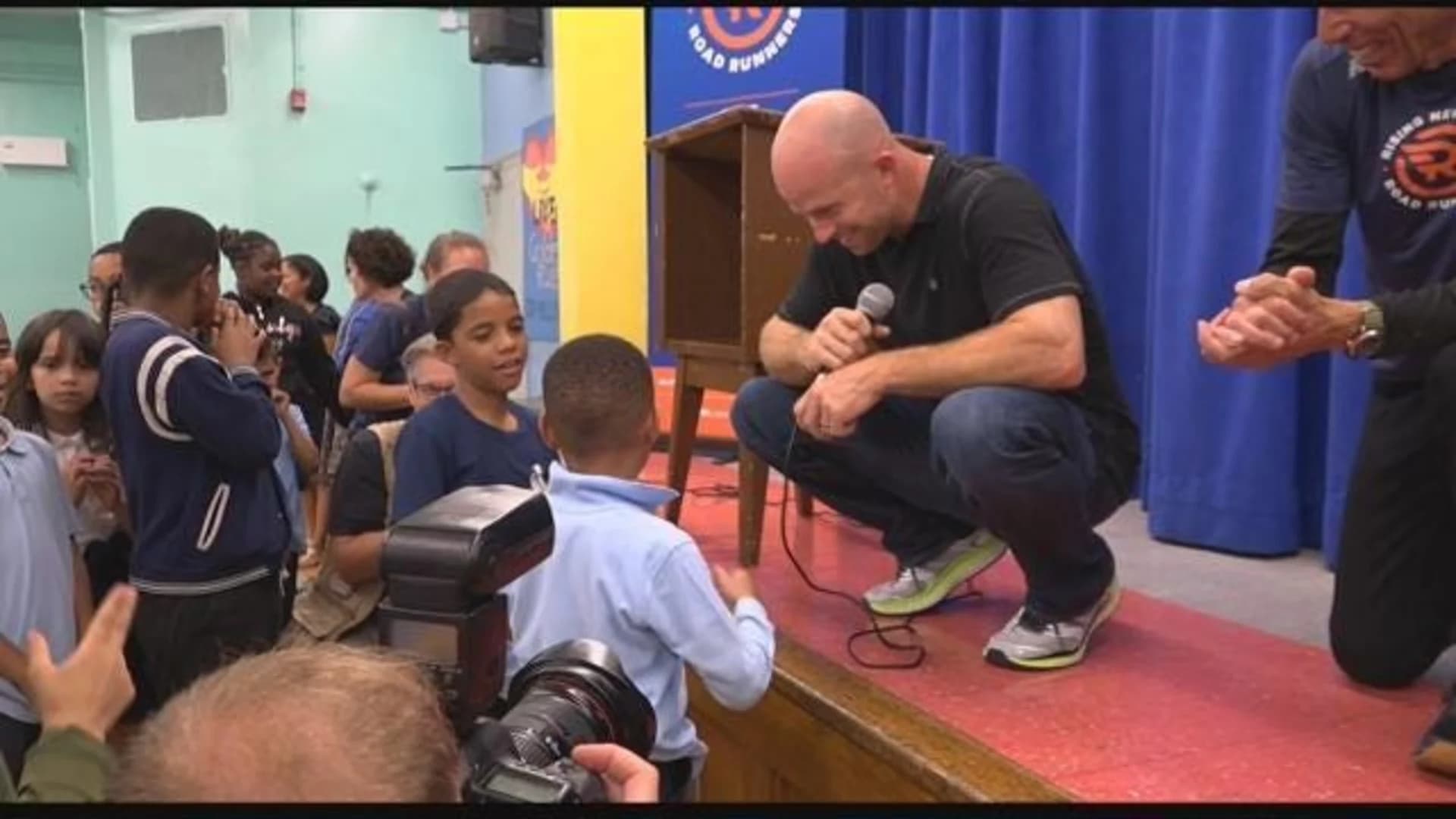 Yankees OF Brett Gardner hands out free sneakers to students