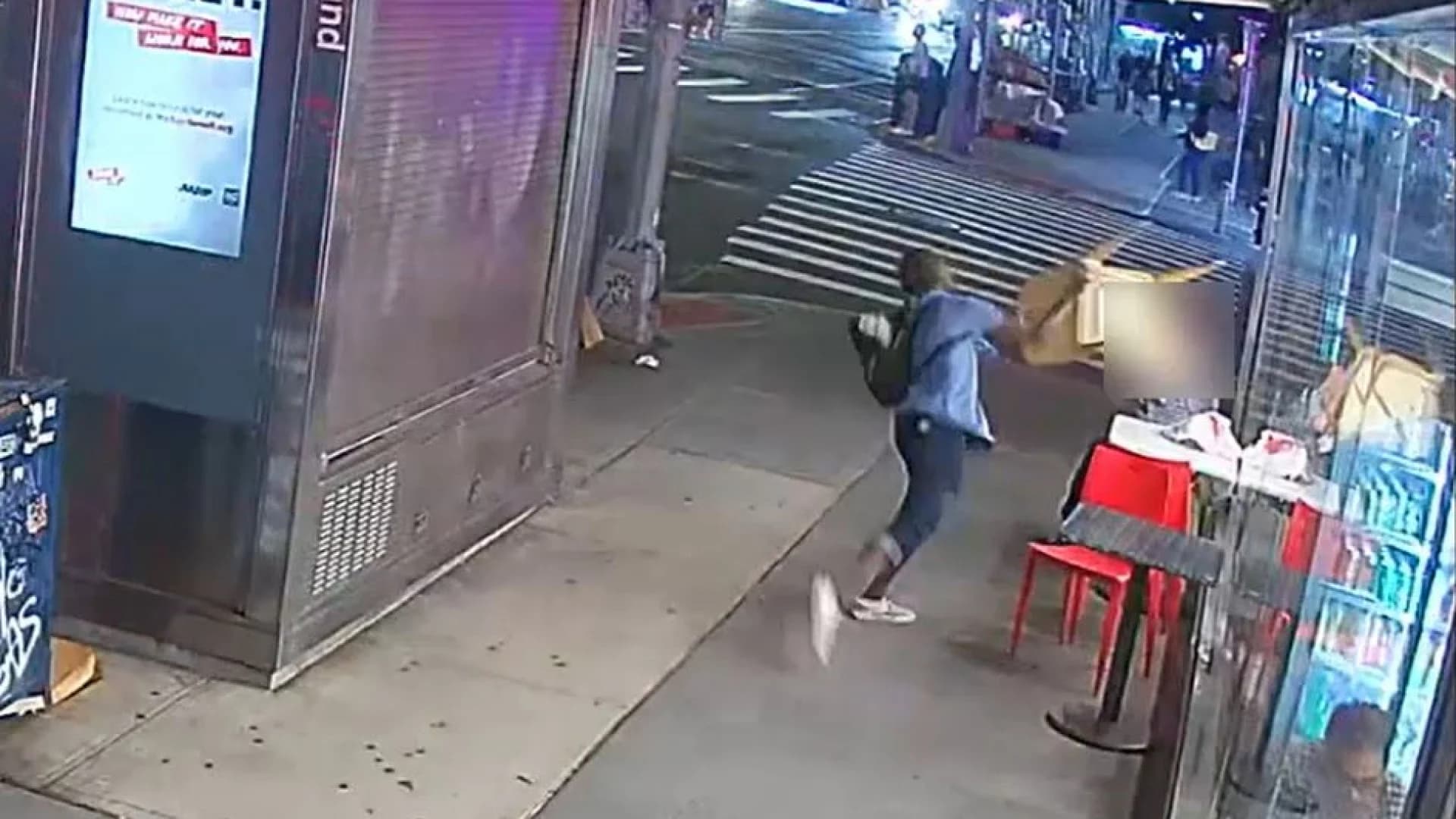Police: Man throws chair at sitting victim, steals his phone in Midtown