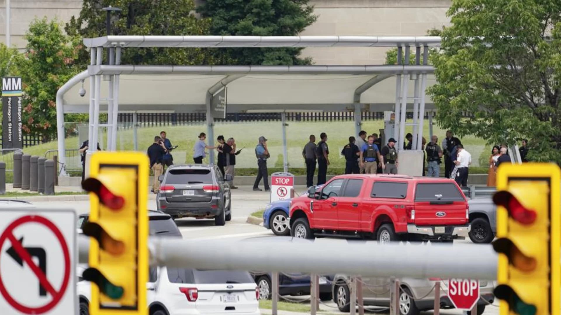 Officer dead, suspect killed in violence outside Pentagon