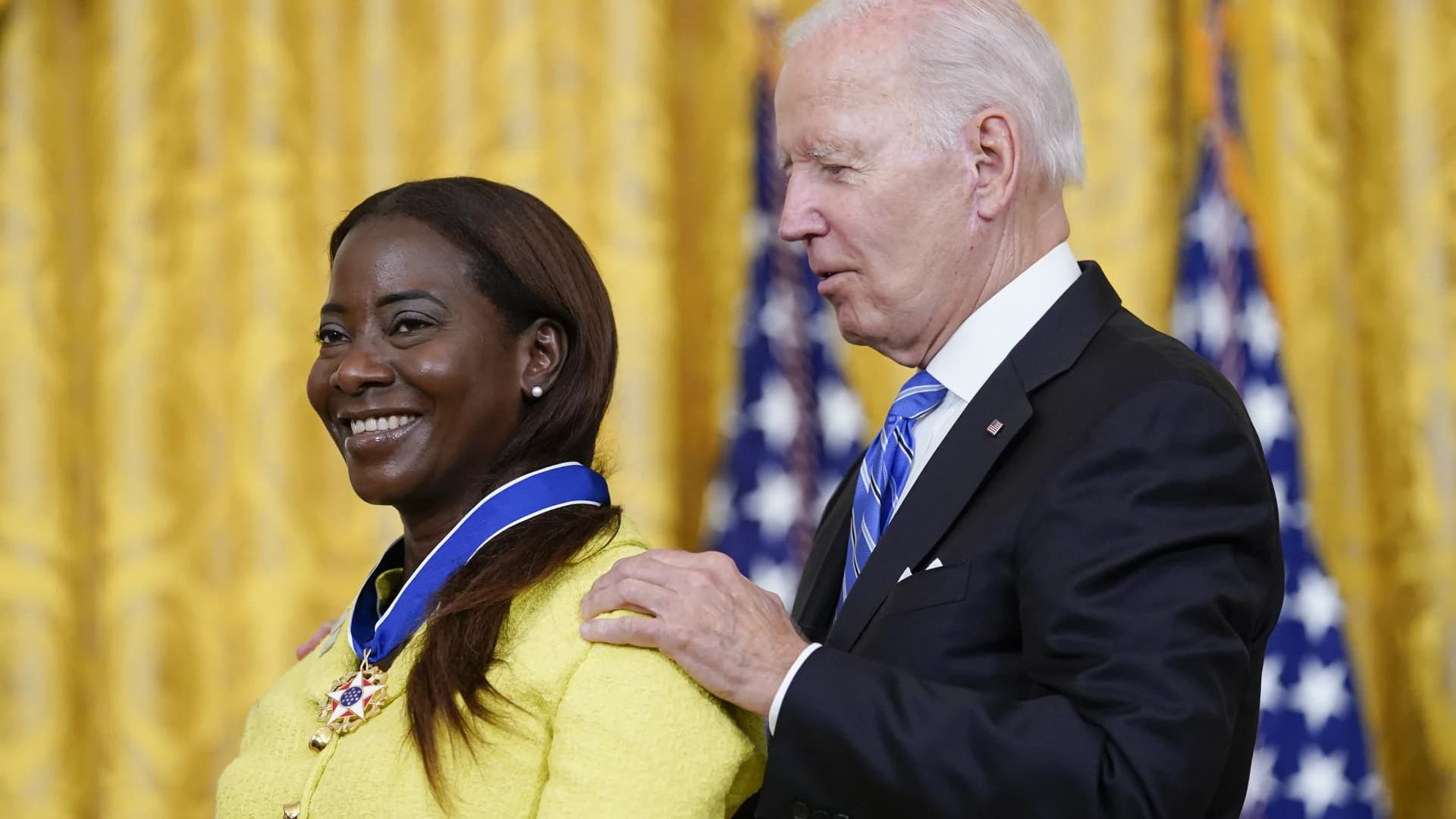 President Biden awards Medal of Freedom to NY nurse Sandra Lindsay, 16 others