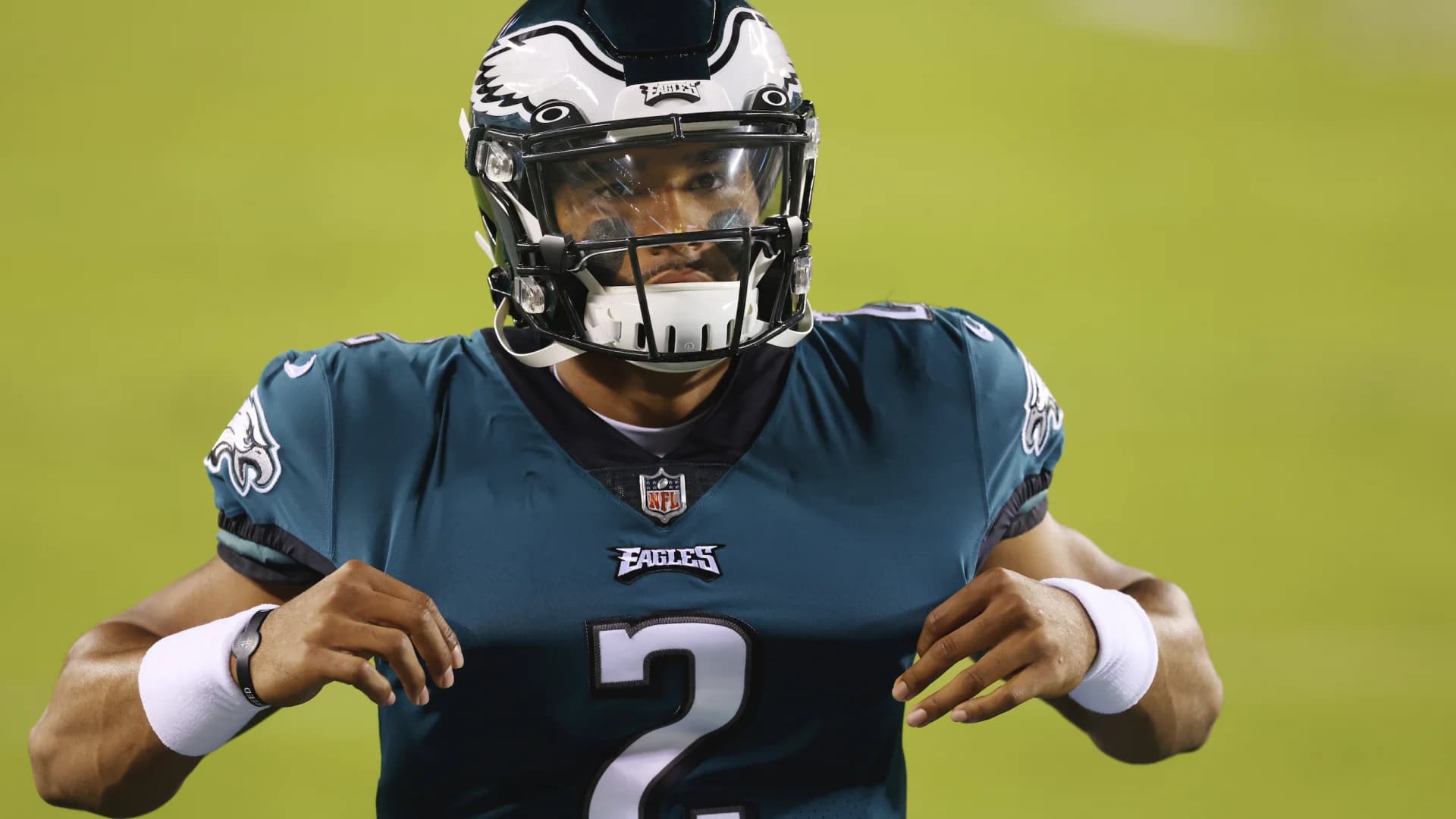 Eagles going with Jalen Hurts over Carson Wentz at quarterback