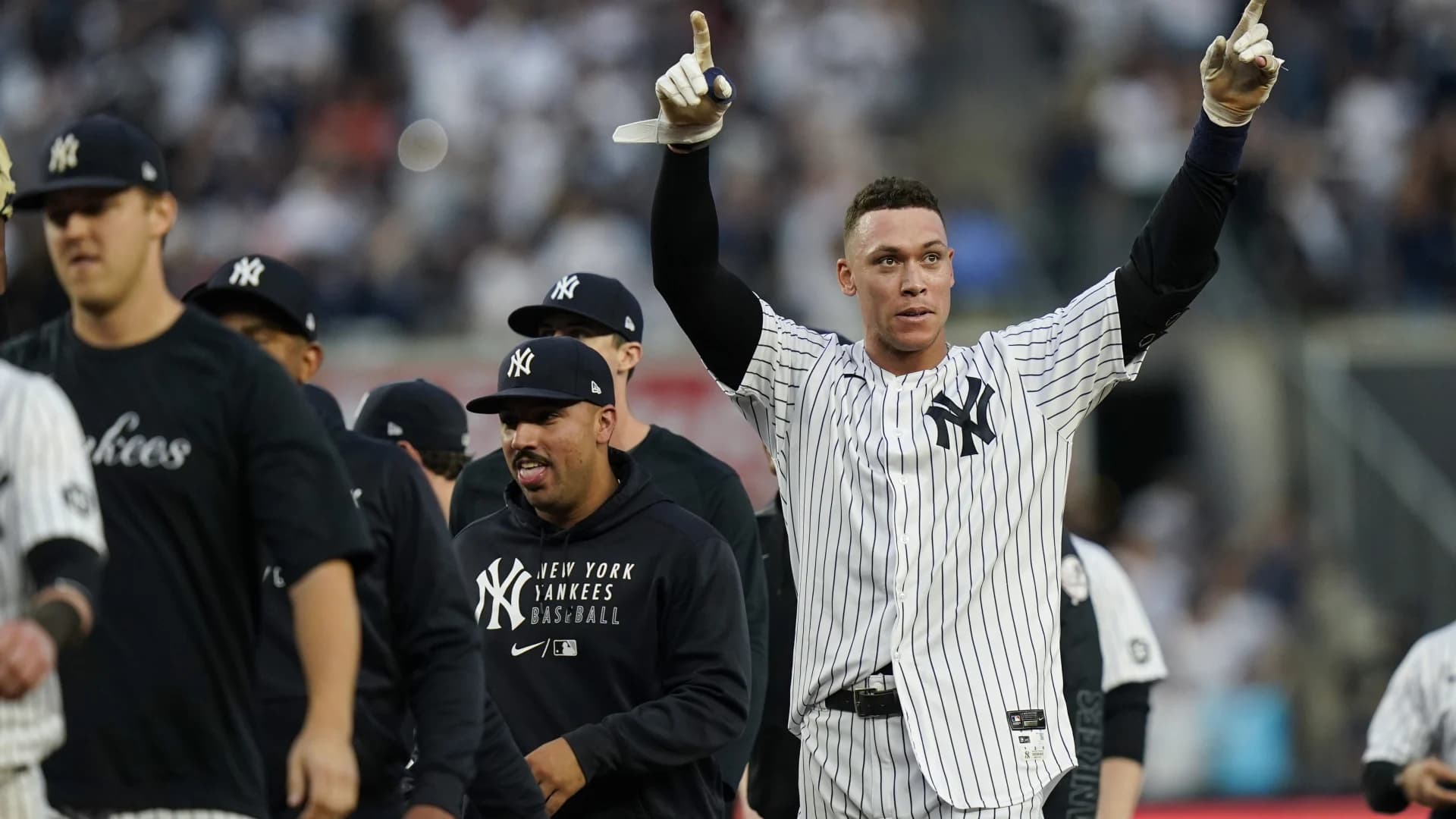 Aaron Judge delivers in 9th, Yankees clinch playoff spot 
