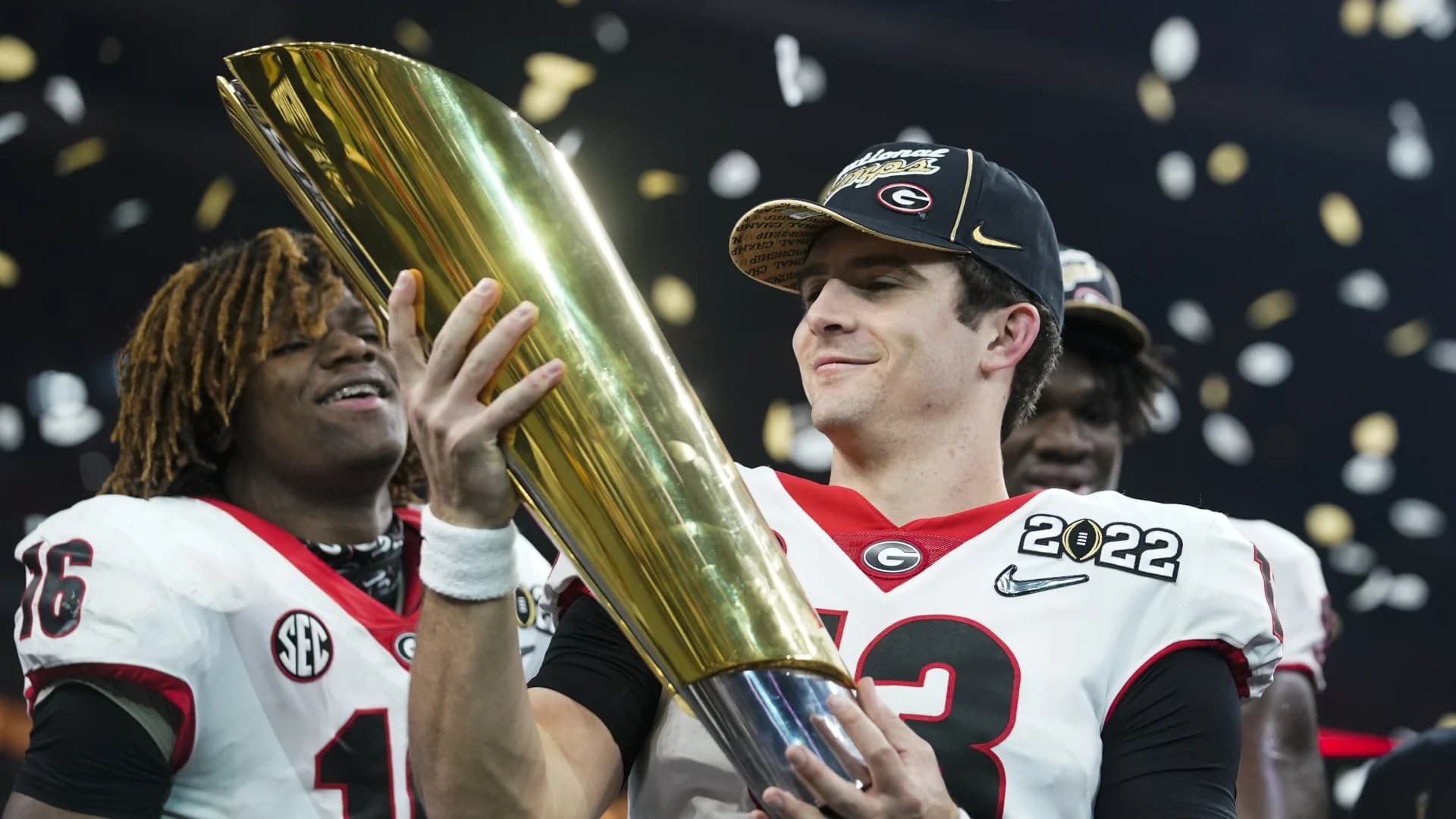 Georgia snaps 41-year title drought with 33-18 win over Bama